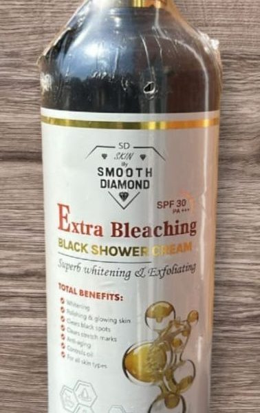Smooth diamond Extra BleachN Black Shower Cream. Intense Exfoliating Results